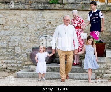 Prinz Henrik von Dänemark mit Prinzessin Josephine (L) und Princess Isabella (R) während der Foto-Session mit Familienmitgliedern anlässlich seines 80. Geburtstages am Chateau de Cayx in Frankreich, 11. Juni 2014. Foto: Patrick van Katwijk /NETHERLANDS OUT / NO WIRE SERVICE Stockfoto