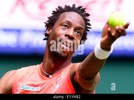 Halle, Westfalen, Deutschland. 11. Juni 2014. Französischer Tennisspieler Gael Monfils in Aktion während des Spiels gegen japanische Tennisspielerin Nishikori beim ATP-Turnier in Halle (Westfalen), Deutschland, 11. Juni 2014. Foto: CHRISTIAN WEISCHE/Dpa/Alamy Live News Stockfoto