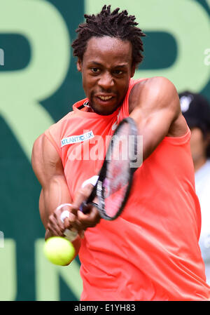 Halle, Westfalen, Deutschland. 11. Juni 2014. Französischer Tennisspieler Gael Monfils in Aktion während des Spiels gegen japanische Tennisspielerin Nishikori beim ATP-Turnier in Halle (Westfalen), Deutschland, 11. Juni 2014. Foto: CHRISTIAN WEISCHE/Dpa/Alamy Live News Stockfoto