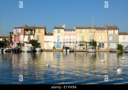 Waterfront oder am Wasser Häuser in den Yachthafen oder den Hafen von Port Grimaud Ferienort Var Côte d'Azur oder französischen Riviera Südfrankreich Stockfoto