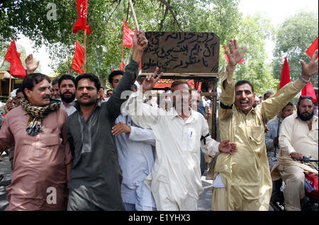 Mitglieder des All Pakistan Trade Union Federation skandieren Parolen gegen den Bundeshaushalt 2014 / 15 bei Protestkundgebung in Lahore auf Mittwoch, 11. Juni 2014. Stockfoto