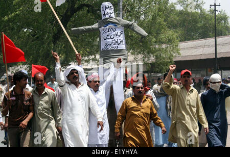 Mitglieder des All Pakistan Trade Union Federation skandieren Parolen gegen den Bundeshaushalt 2014 / 15 bei Protestkundgebung in Lahore auf Mittwoch, 11. Juni 2014. Stockfoto