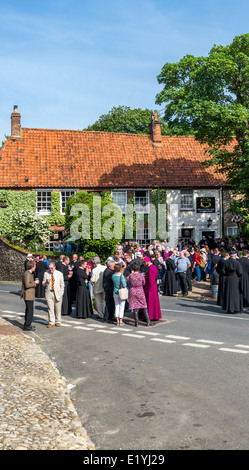 Katholischen Kardinäle, Bischöfe und andere religiöse Anhänger genießen Sie einen Drink und Erfrischungen außerhalb der Bull Inn in Walsingham. Stockfoto