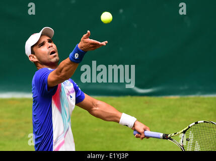 Halle, Westfalen, Deutschland. 11. Juni 2014. Kolumbianischer Tennisspieler Alejandro Falla in Aktion während des Spiels gegen niederländischer Tennisspieler Haase beim ATP-Turnier in Halle (Westfalen), Deutschland, 11. Juni 2014. Foto: CHRISTIAN WEISCHE/Dpa/Alamy Live News Stockfoto