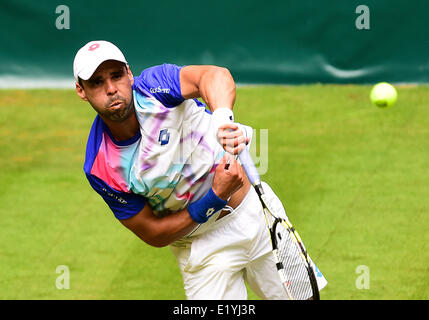 Halle, Westfalen, Deutschland. 11. Juni 2014. Kolumbianischer Tennisspieler Alejandro Falla in Aktion während des Spiels gegen niederländischer Tennisspieler Haase beim ATP-Turnier in Halle (Westfalen), Deutschland, 11. Juni 2014. Foto: CHRISTIAN WEISCHE/Dpa/Alamy Live News Stockfoto