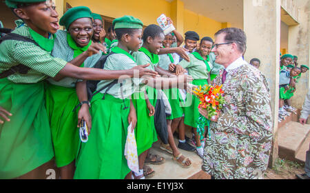 Bundesminister für wirtschaftliche Zusammenarbeit und Entwicklung, grüßt Gerd Müller (CSU) Studenten der das islamische Mädchen High School in der Nähe von Abeokuta, Nigeria, 11. Juni 2014. Müller reiste in das afrikanische Land auf einem dreitägigen Besuch. Foto: HANNIBAL/dpa Stockfoto