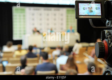 Halle, Westfalen, Deutschland. 11. Juni 2014. Rafael Nadal aus Spanien spricht während einer Pressekonferenz auf der ATP-Tennisturnier in Halle (Westfalen), Deutschland, 11. Juni 2014. Foto: CHRISTIAN WEISCHE/Dpa/Alamy Live News Stockfoto