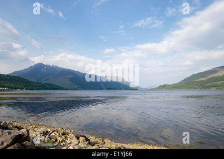 Blick über Meer Loch Leven in die Berge in den schottischen Highlands bei Flut im Sommer von Invercoe, Glencoe, Highland, Schottland, Großbritannien, Großbritannien Stockfoto