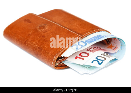 Alte braune Leder Geldbörse Geldbörse gefüllt mit Euro Euro Notizen aus der Eurozone schneiden aus und isolieren sich auf ein Europa mit weißem Hintergrund Stockfoto