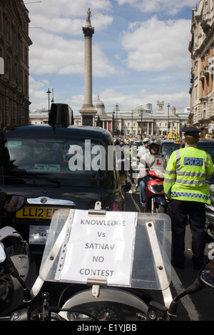 Schwarzes Taxi Taxifahrer protestieren in Whitehall, London und Einspruch gegen eine neue Online-Buchung und Reise-Tarif app namens Uber. Die app funktioniert die Kosten für Fahrten und Taxifahrer sagen, es ist das gleiche wie mit ein Taxameter, welche nur Taxis gesetzlich berechtigt sind, zu benutzen. Das London Taxi Fahrer Association (LTDA) sagte auch Teil der Demo war über die Dauer der Ausbildung - zwischen vier und sieben Jahren Hervorhebung - Taxifahrer zu unterziehen, bevor zugelassen. Während des Protestes wurden Straßen rund um Whitehall, Parliament Square und Trafalgar Square in der Hauptstadt West End festgefahrene. Stockfoto