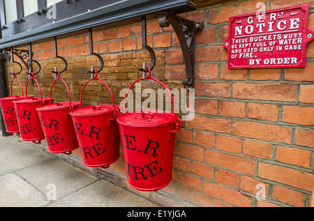 Großen Ostbahn Firma rotes Feuer Eimer. Stockfoto