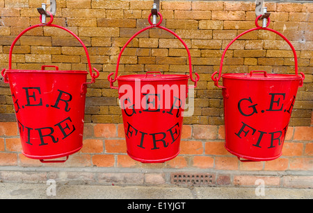 Großen Ostbahn Firma rotes Feuer Eimer. Stockfoto