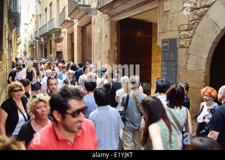 Picasso-Museum. Montcada Straße, Warteschlange, um das Museum betreten. Barcelona, Katalonien, Spanien. Stockfoto
