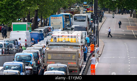 Blackfriars, London, Großbritannien. Juni 2014. Der Londoner Verkehr kommt zum Stillstand, als die Londoner Black Cabs einen Protest gegen die Einführung einer Smartphone-App namens Uber ausrufen, mit der Kunden von ihrem Standort aus ein Taxi über ein Smartphone buchen können. Black Cab Drivers behaupten, dass der Uber nicht reguliert genug ist, der Protest sollte um 15 Uhr vorbei sein, aber es sieht so aus, als würde er für den Rest des Tages Verkehrsprobleme verursachen. Kredit: Lenzcap/Alamy Live Nachrichten Stockfoto