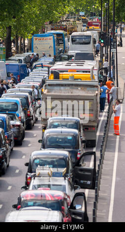 Blackfriars, London, Großbritannien. Juni 2014. Der Londoner Verkehr kommt zum Stillstand, als die Londoner Black Cabs einen Protest gegen die Einführung einer Smartphone-App namens Uber ausrufen, mit der Kunden von ihrem Standort aus ein Taxi über ein Smartphone buchen können. Black Cab Drivers behaupten, dass der Uber nicht reguliert genug ist, der Protest sollte um 15 Uhr vorbei sein, aber es sieht so aus, als würde er für den Rest des Tages Verkehrsprobleme verursachen. Kredit: Lenzcap/Alamy Live Nachrichten Stockfoto