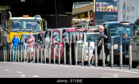 Blackfriars, London, Großbritannien. Juni 2014. Der Londoner Verkehr kommt zum Stillstand, als die Londoner Black Cabs gegen die Einführung einer Smartphone-App namens Uber protestieren, die es Kunden ermöglicht, ein Taxi von ihrem Standort aus mit einem Smartphone zu buchen. Black Cab Drivers behaupten, dass der Uber nicht reguliert genug ist, der Protest sollte um 15 Uhr vorbei sein, aber es sieht so aus, als würde er für den Rest des Tages Verkehrsprobleme verursachen. Kredit: Lenzcap/Alamy Live Nachrichten Stockfoto