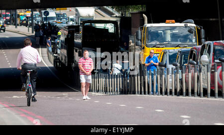 Blackfriars, London, UK. 11. Juni 2014. London-Verkehr schleift zum Stillstand wie London Taxis Protest über die Einführung des Smartphone-app namens Uber die Kunden erlaubt inszenieren, ein Taxi von ihrem Speicherort mit einem Smartphone zu buchen. Black Cab Drivers Anspruch der Uber nicht ist reguliert genug, sollte der Protest von 15:00 aber dürfte Verkehrsprobleme für den Rest des Tages zu sein. Bildnachweis: Objektivschutz/Alamy Live-Nachrichten Stockfoto