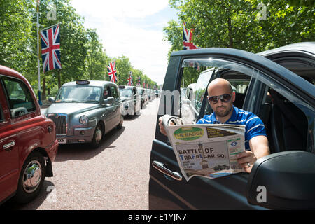 Die schwarzen Londoner Taxifahrer Joe Senatore nimmt einen Bruch auf der Mall an der Protest gegen Uber dem Taxi app. Die 1 Stunde Demo war von 13:00 bis 14:00 Uhr Am 11. Juni 2014. Stockfoto