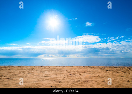 schöne Seelandschaft - blauer Himmel und leichte Wolken Stockfoto