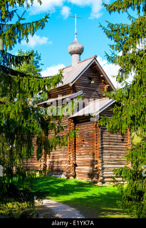 Russische traditionelle alte Kirche im Wald Stockfoto