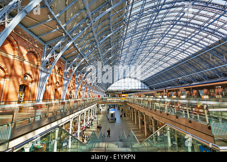 St Pancras Station ist das wichtigsten Bahn-terminal Eurostar Zug Abreise aus London mit dem europäischen Festland. Stockfoto