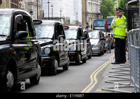 Eine geschätzte 12.000 London Taxi Fahrer Protestaktionen gegen die neue Smartphone-app "Uber", die Menschen hilft, bestellen Taxis, aber die Treiber sagen ist verboten. Whitehall im Stillstand. London, UK. 11. Juni 2014. Stockfoto