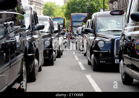 Eine geschätzte 12.000 London Taxi Fahrer Protestaktionen gegen die neue Smartphone-app "Uber", die Menschen hilft, bestellen Taxis, aber die Treiber sagen ist verboten. Whitehall im Stillstand. London, UK. 11. Juni 2014. Stockfoto