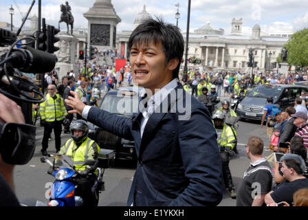 London, UK. 11. Juni 2014. Eine geschätzte 12.000 London taxi Fahrer Protest gegen die neue Smartphone-app "Uber". Japanische TV-Moderatorin auf dem Trafalgar Square Stockfoto