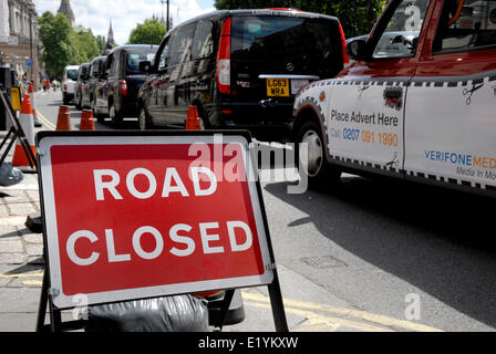 London, UK. 11. Juni 2014. Eine geschätzte 12.000 London Taxi Fahrer Protestaktionen gegen die neue Smartphone-app "Uber", die Menschen hilft, bestellen Taxis, aber die Treiber sagen ist verboten. Stockfoto