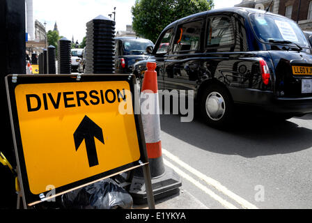 London, UK. 11. Juni 2014. Eine geschätzte 12.000 London Taxi Fahrer Protest gegen die neue Smartphone-app "Uber" - stationäre Taxi per "Umleitung" melden Sie sich an Whitehall Stockfoto