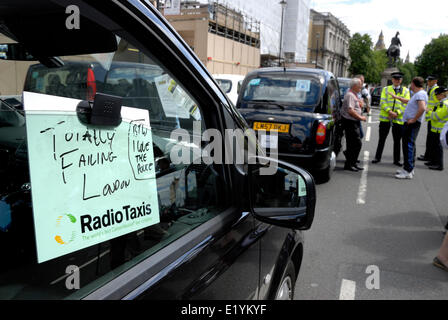 London, UK. 11. Juni 2014. Eine geschätzte 12.000 London taxi Fahrer Protest gegen die neue Smartphone-app "Uber" - Ankündigung im Fahrerhaus-Fenster "völlig versagt London (BTW, ich mag die Polizei)" Stockfoto