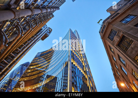 Drei verschiedene Arten von Architektur mit kommerziellen Büro Gebäude außen. Abends Blick auf unteren Wolkenkratzer. Stockfoto