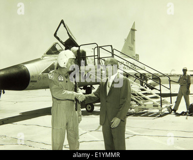 Der Convair/General Dynamics F-102 Delta Dagger mit der Seriennummer 57-0845 war Teil eines bedeutenden Zeitraums in der US-Militärluftfahrt zwischen 1955 und 1969. Die F-102 war ein Delta-Wing-Abfangflugzeug, das zur Verteidigung gegen sowjetische Bomber während des Kalten Krieges entwickelt wurde. Dieses Flugzeug wurde von der US Air Force weit verbreitet und spielte eine entscheidende Rolle bei der Luftverteidigung. Stockfoto