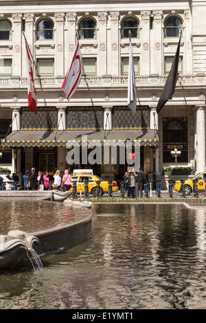 Pulitzer-Brunnen und Plaza Hotel Eingang, Grand Army Plaza, NYC, USA Stockfoto