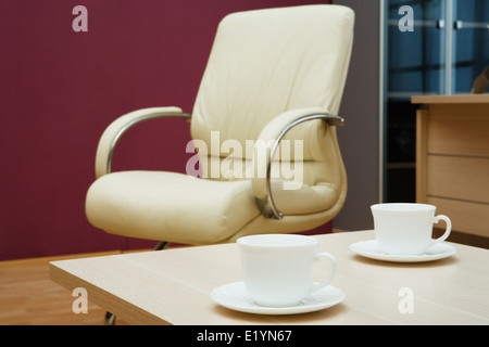 Tassen Kaffee auf einem Tisch im modernen Büro Stockfoto