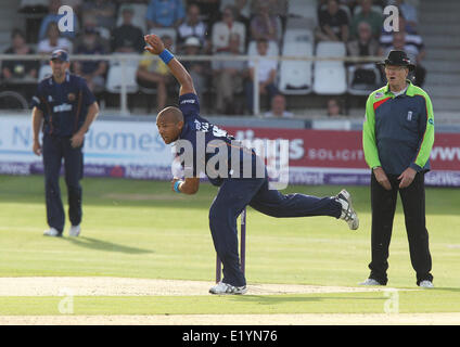 Canterbury, UK. 11. Juni 2014. Tymal Mills in Aktion während des Spiels Natwest T20 Explosion zwischen Spitfires Kent und Essex Adler bei The Essex The Spitfire Boden Credit bowling: Action Plus Sport/Alamy Live News Stockfoto