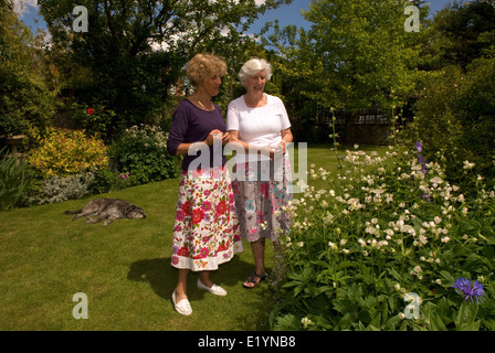 2 ältere Damen bewundern, ein englischer Country Garden in ländlichen Dorf holybourne, Hampshire, UK. Stockfoto