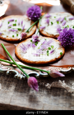 Cracker mit frischem Schnittlauch und Frischkäse Stockfoto