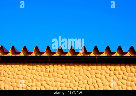 Gelbes Haus mit Dach gegen blauen Himmel Stockfoto