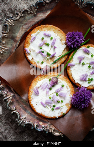 Cracker mit frischem Schnittlauch und Frischkäse Stockfoto