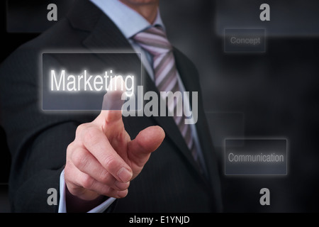 Ein Geschäftsmann Knopfdruck marketing auf einem klaren Bildschirm. Stockfoto