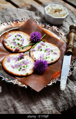 Cracker mit frischem Schnittlauch und Frischkäse Stockfoto