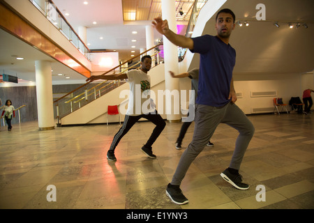 Streetdance-Gruppe BodyPolitic üben ihre Routine unten in der Royal Festival Hall. South Bank, London, UK. Stockfoto