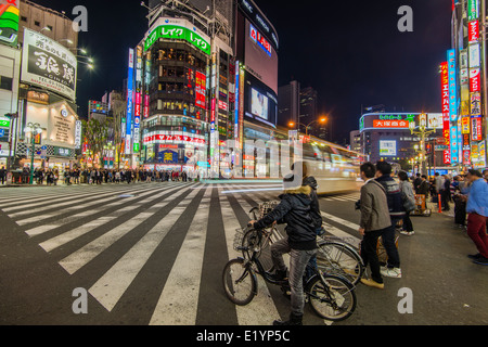 Nachtansicht des Yasukuni-Dori Straße, Bezirk Shinjuku, Tokyo, Japan Stockfoto