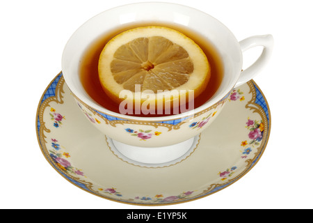 Erfrischende Tasse authentische Gesund Schwarz Zitrone Tee trinken Isoliert gegen einen weißen Hintergrund mit Freistellungspfaden und keine Leute Stockfoto