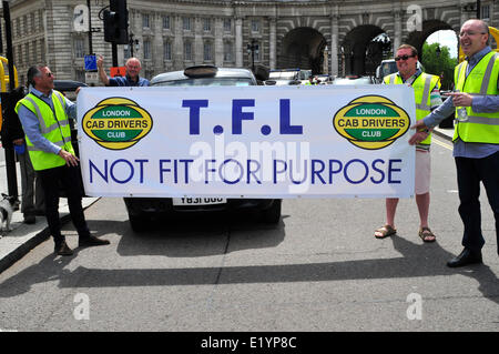 Schwarzen Taxifahrer halten einen Banner lesen "TFL nicht ihren Zweck erfüllen" Stockfoto