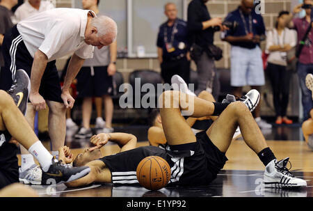 6. Juni 2014 - San Antonio, TEXAS, USA - San Antonio Spurs Kopf Trainer Gregg Popovich (links) Gespräche mit Tim Duncan, Freitag, 6. Juni 2014 an die Spurs-Übungsanlage. (Kredit-Bild: © San Antonio Express-News/ZUMAPRESS.com) Stockfoto
