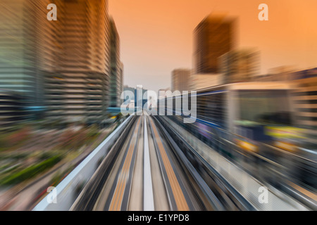 Verschwommene Sicht der Yurikamome automatisiert Führungsschiene Transitzug, Tokyo, Japan Stockfoto