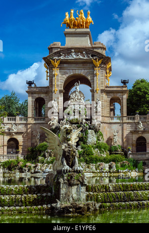 Brunnen mit Wasserfall im Parc De La Ciutadella oder Ciutadella Park, Barcelona, Katalonien, Spanien Stockfoto