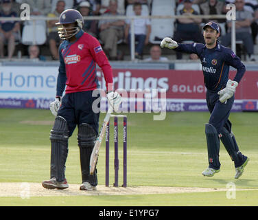 Canterbury, UK. 11. Juni 2014. James Foster plädiert für das Wicket von Daniel Bell-Drummond während der Natwest T20 Blast Spiel zwischen Spitfires Kent und Essex Adler bei The Essex The Spitfire Boden Credit: Action Plus Sport/Alamy Live News Stockfoto